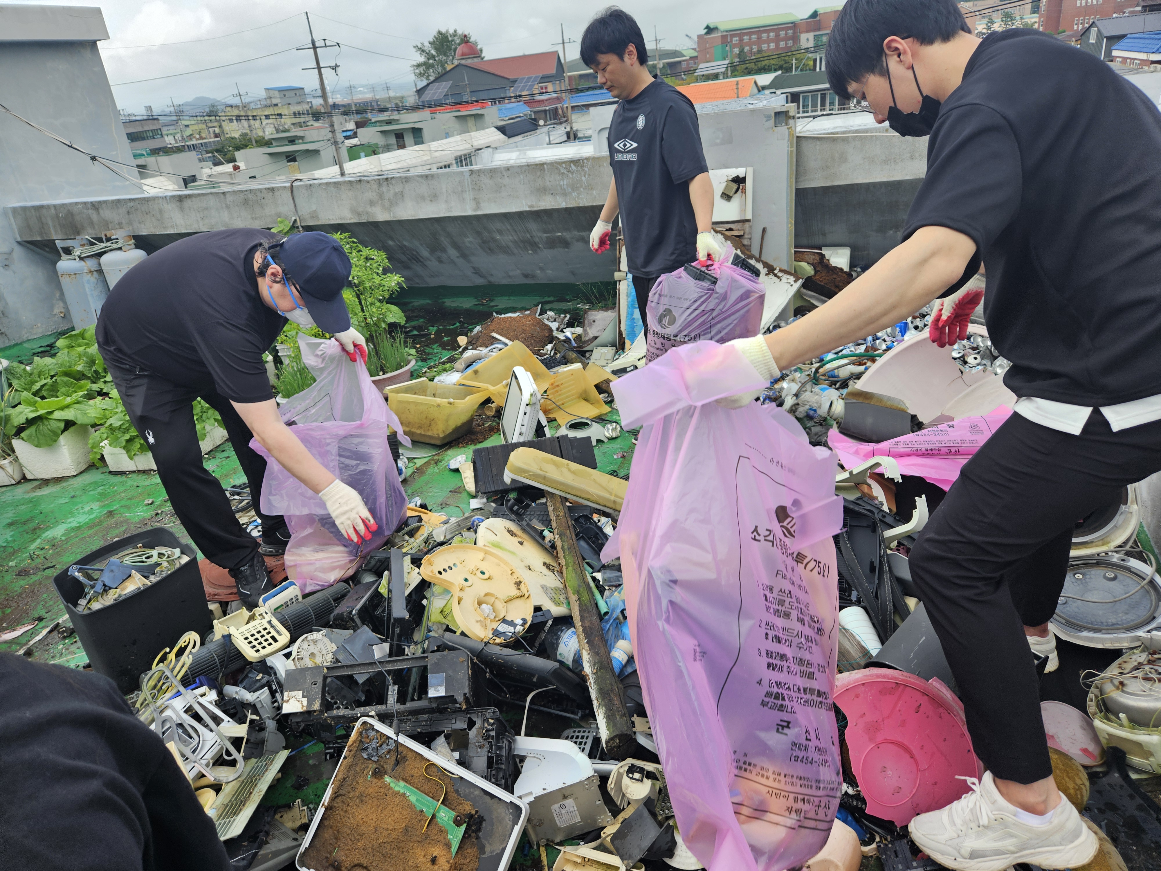 Volunteers to Improve Housing Conditions
