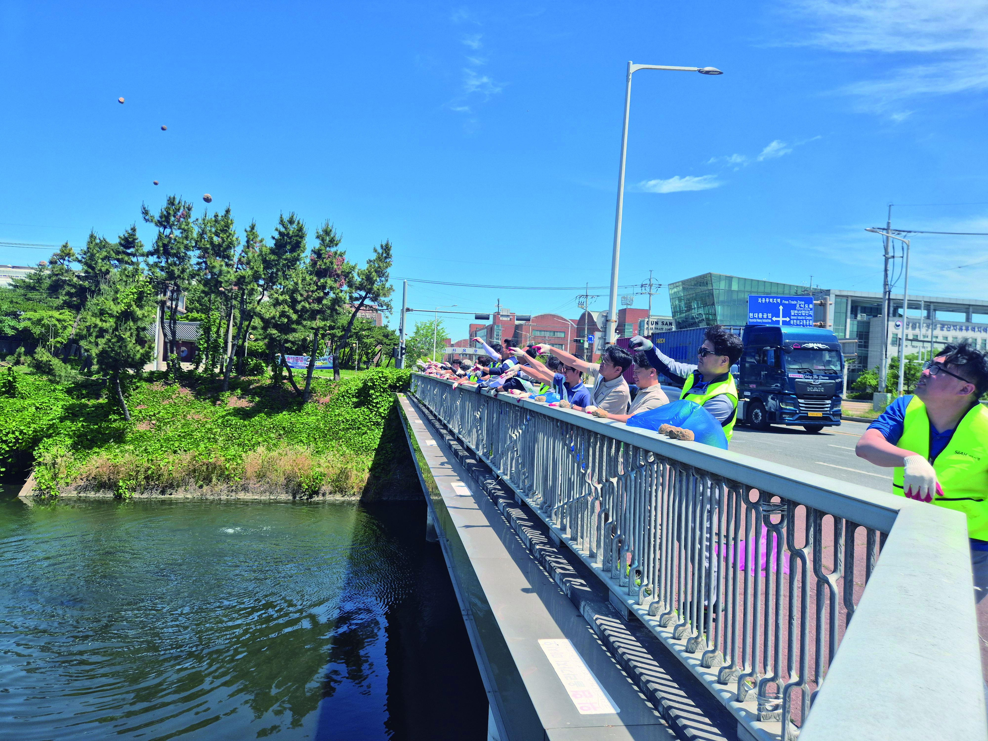 SeAH Coated Metal Holds Plogging and Mud Ball Volunteer Activities to Mark World Environment Day